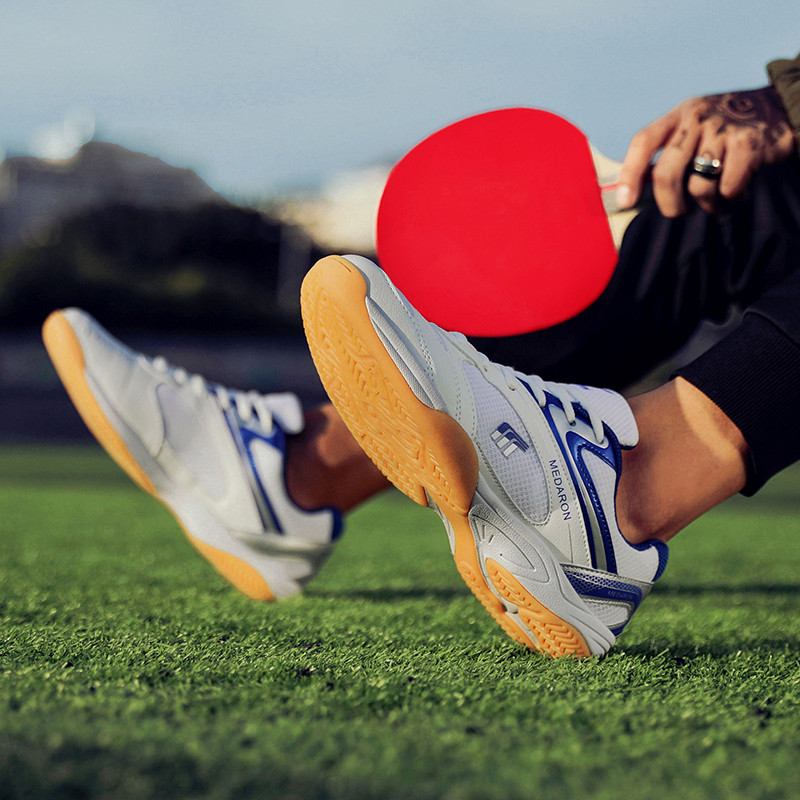 Homens tênis de mesa sapatos t - Badminton Vector avaliação e preço
